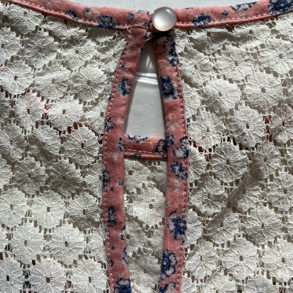 Lace Detail Floral Top, Sz L - Picture 3 of 7